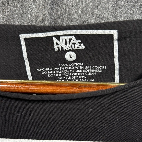 NITA Strauss Black Graphic Crop Top - Picture 2 of 5